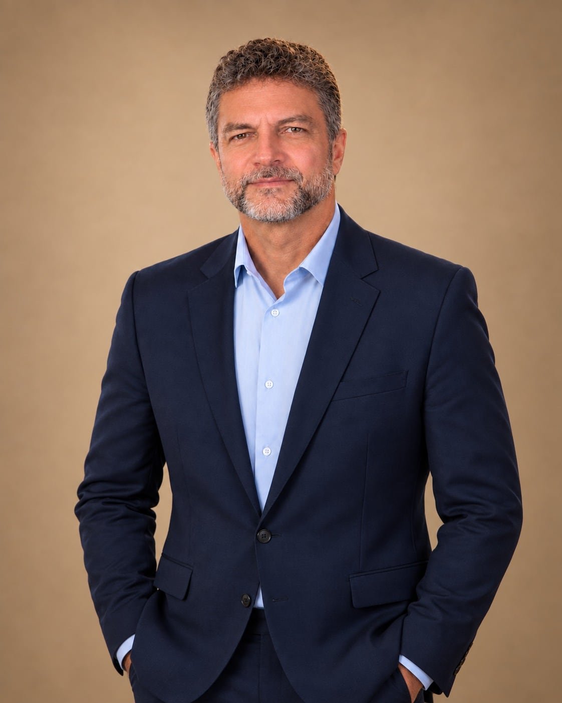 Dr. Mauricio Neiva de terno escuro em fundo bege